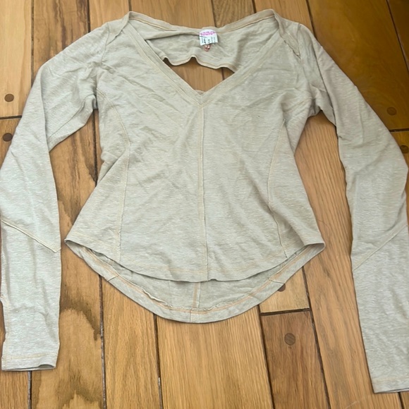 Cream colour, cutout in the back, thump holes on sleeve - Picture 1 of 2